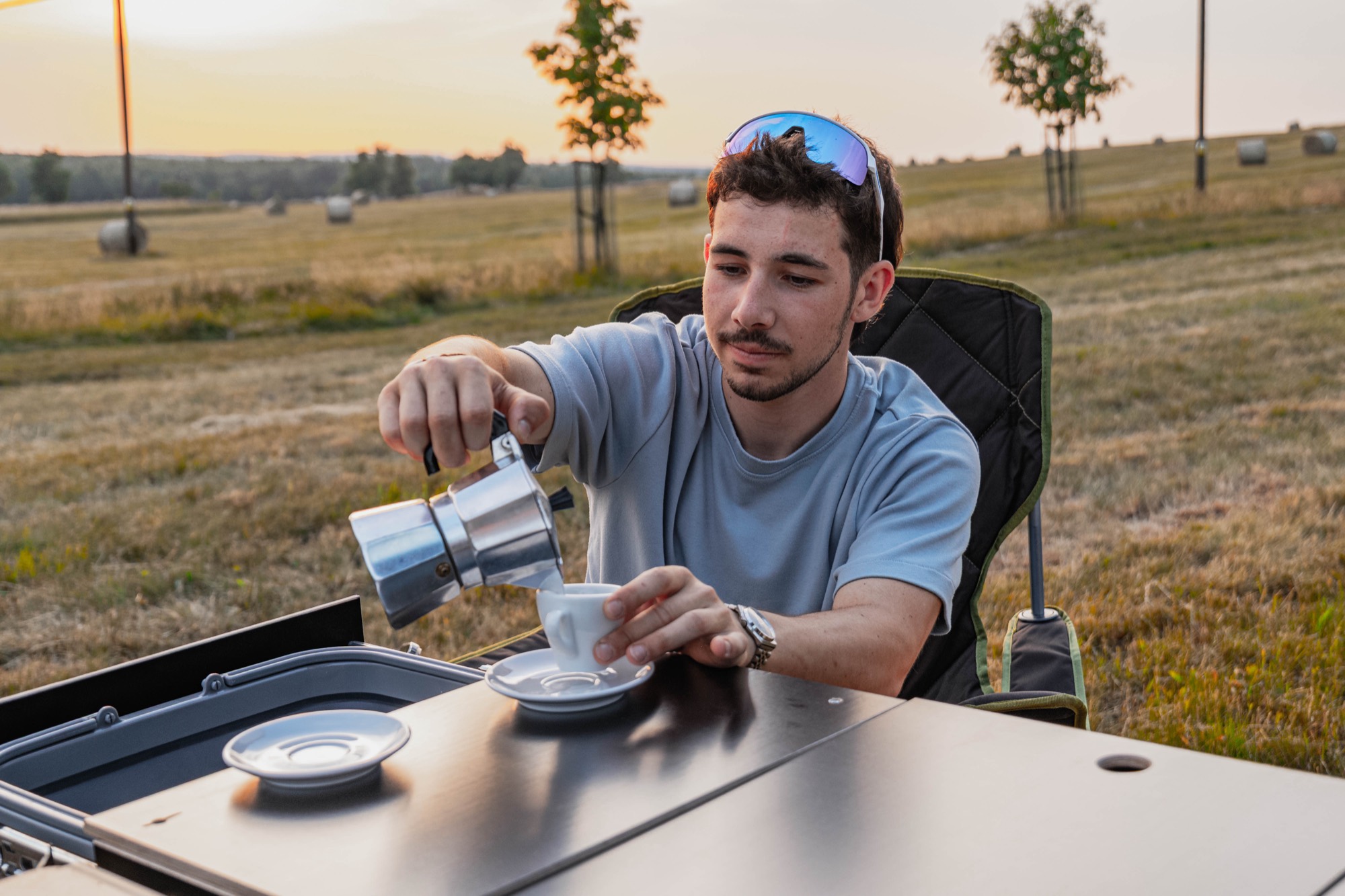 Příprava kávy v přírodě u vestavby